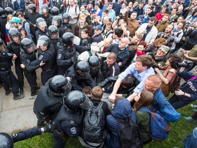 Нападение омоновцев на людей, Санкт-Петербург, 12.6.17. Фото: Давид Френкель, meduza.io