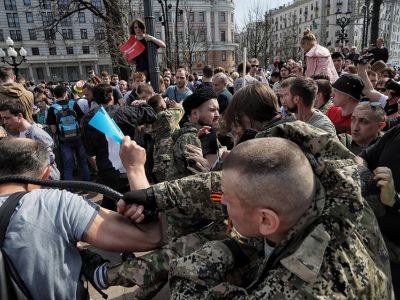 Москва, 5 мая, нападение бандитов (т.н. "казаков") на демонстрантов. Фото: novayagazeta.ru