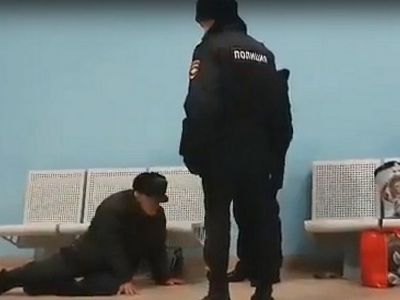 Полицейские и пожилой мужчина на вокзале в Башкирии. Скриншот видео: https://youtu.be/37h8ENHe3aE