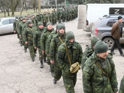 Мобилизованные жители в Новоазовске. Фото: Илья Питалев / РИА Новости