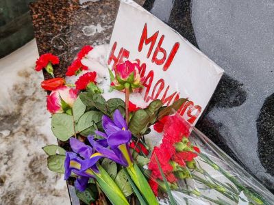 "Мы не сдадимся!" Народный мемориал Навального, Санкт-Петербург, 19.02.24. Фото: t.me/lushnikov_Alexey